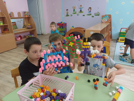 Сегодня в группе "Ромашка" день прошёл продуктивно, ребята сами для себя выбрали занятия - конструирование. Сегодня в группе "Ромашка" день прошёл продуктивно, ребята сами для себя выбрали занятия - конструирование.