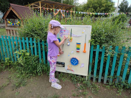 Дети группы «Солнышко» очень любят гулять на улице и летом большую часть времени проводят на участке. Дети группы «Солнышко» очень любят гулять на улице и летом большую часть времени проводят на участке.